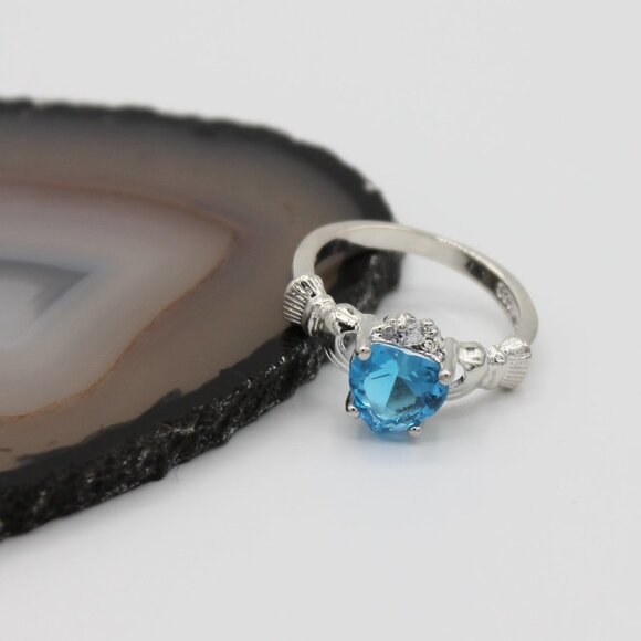 Jewelry Claddagh ring Irish symbol of love loyalty friendship silver blue new - Picture 1 of 8